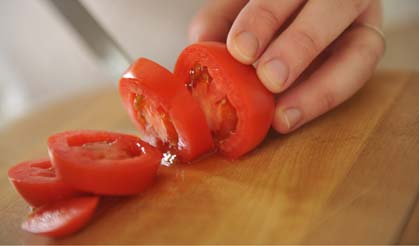 Slicing tomatoes
