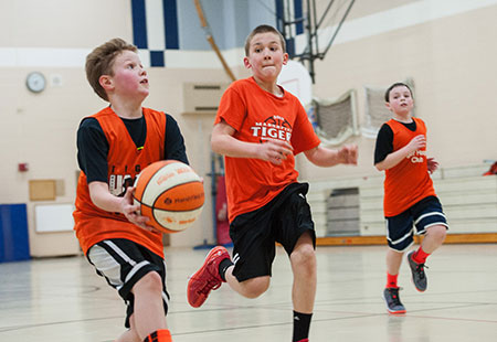 Kids playing basketball - What to know before signing your kid up for a summer sports camp