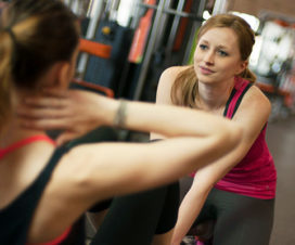Two friends working out together - Tips for New Year's resolution success