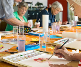 Elderly woman painting - Art therapy