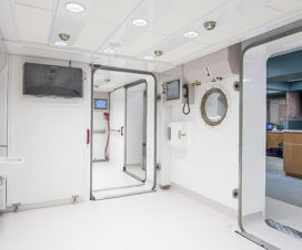 Hyperbaric chamber room - Chronic wounds and hyperbaric oxygen therapy