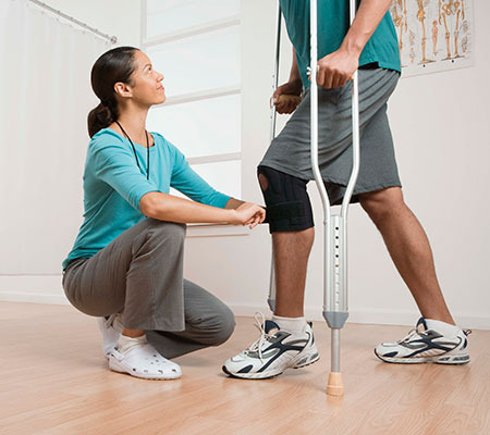 Woman helping a person with a knee brace - How to choose a knee brace