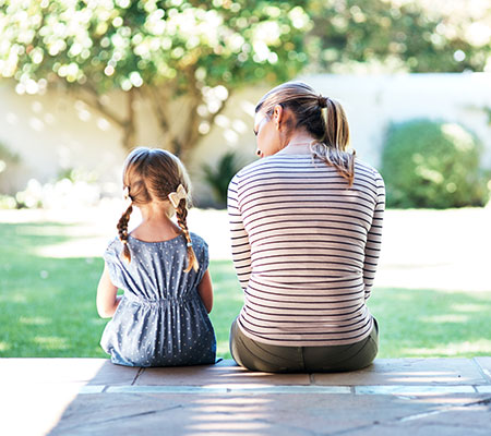 Mother and daughter talking to each other - How to recognize child abuse
