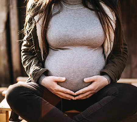 Pregnant woman sitting outside - Smoking while pregnant